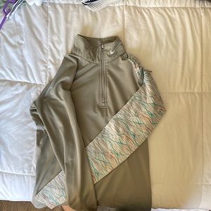 Nike gray dri-fit workout long sleeve. It’s fitted